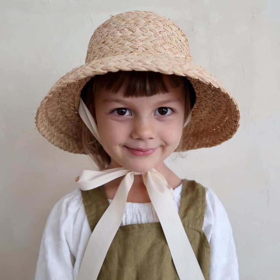 Sombrero de Rafia con cinta para niñas.