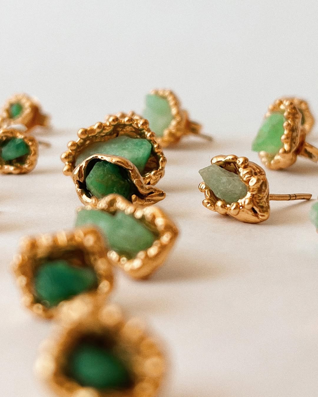 Aretes con Esmeralda Topo - Imagen 2