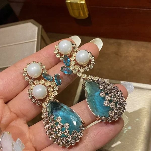 Aretes Curvos Circón Perlas