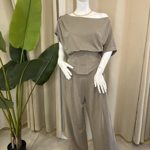 Set de top corsette y pantalón.