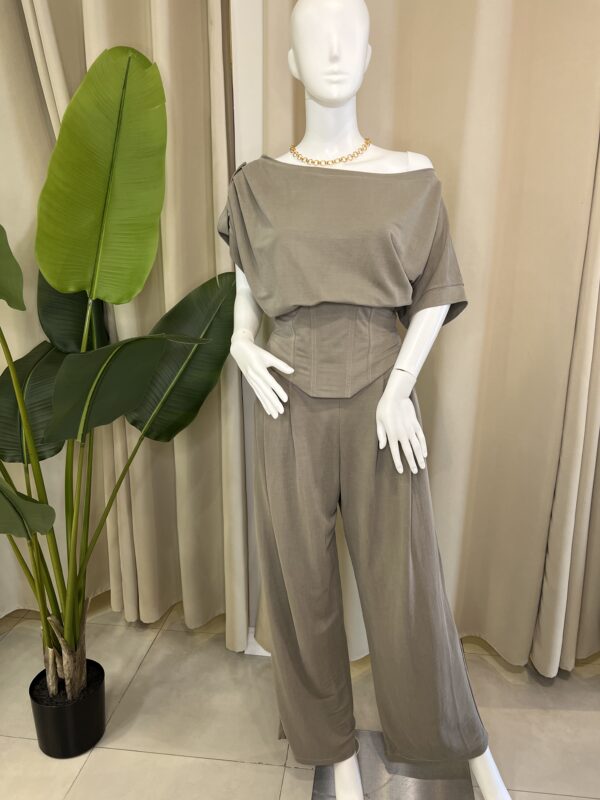 Set de top corsette y pantalón.