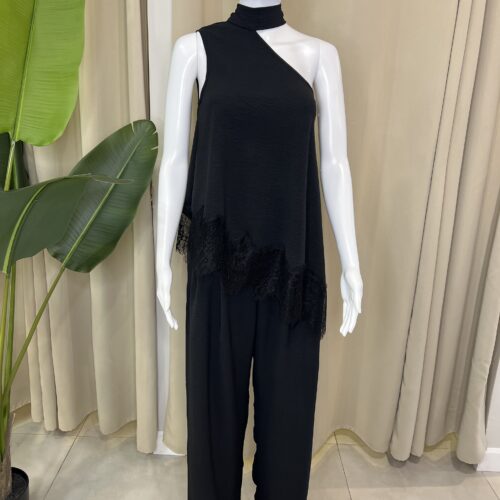 Set negro cuello alto  con encaje