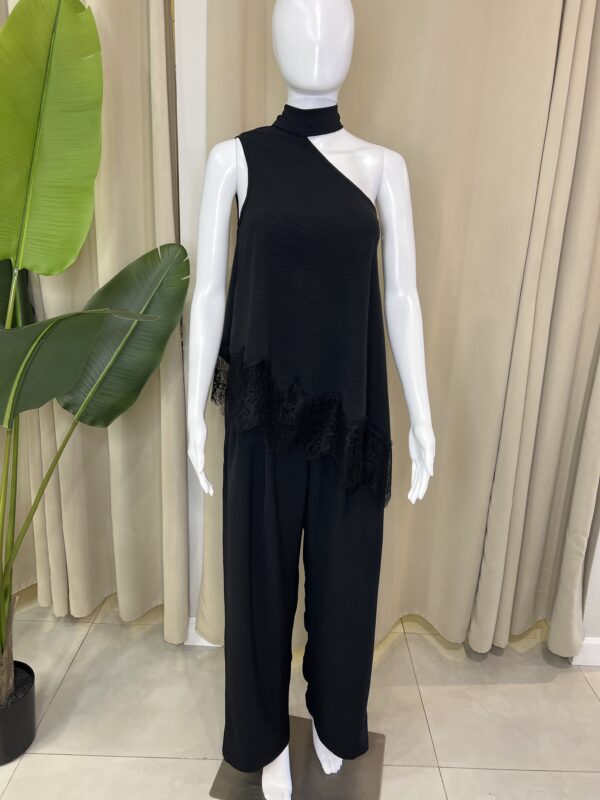 Set negro cuello alto  con encaje