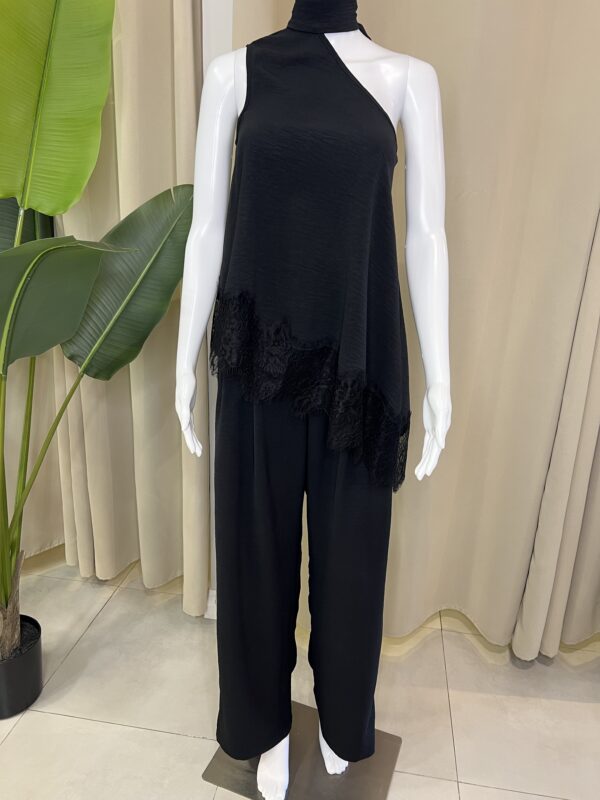 Set negro cuello alto  con encaje
